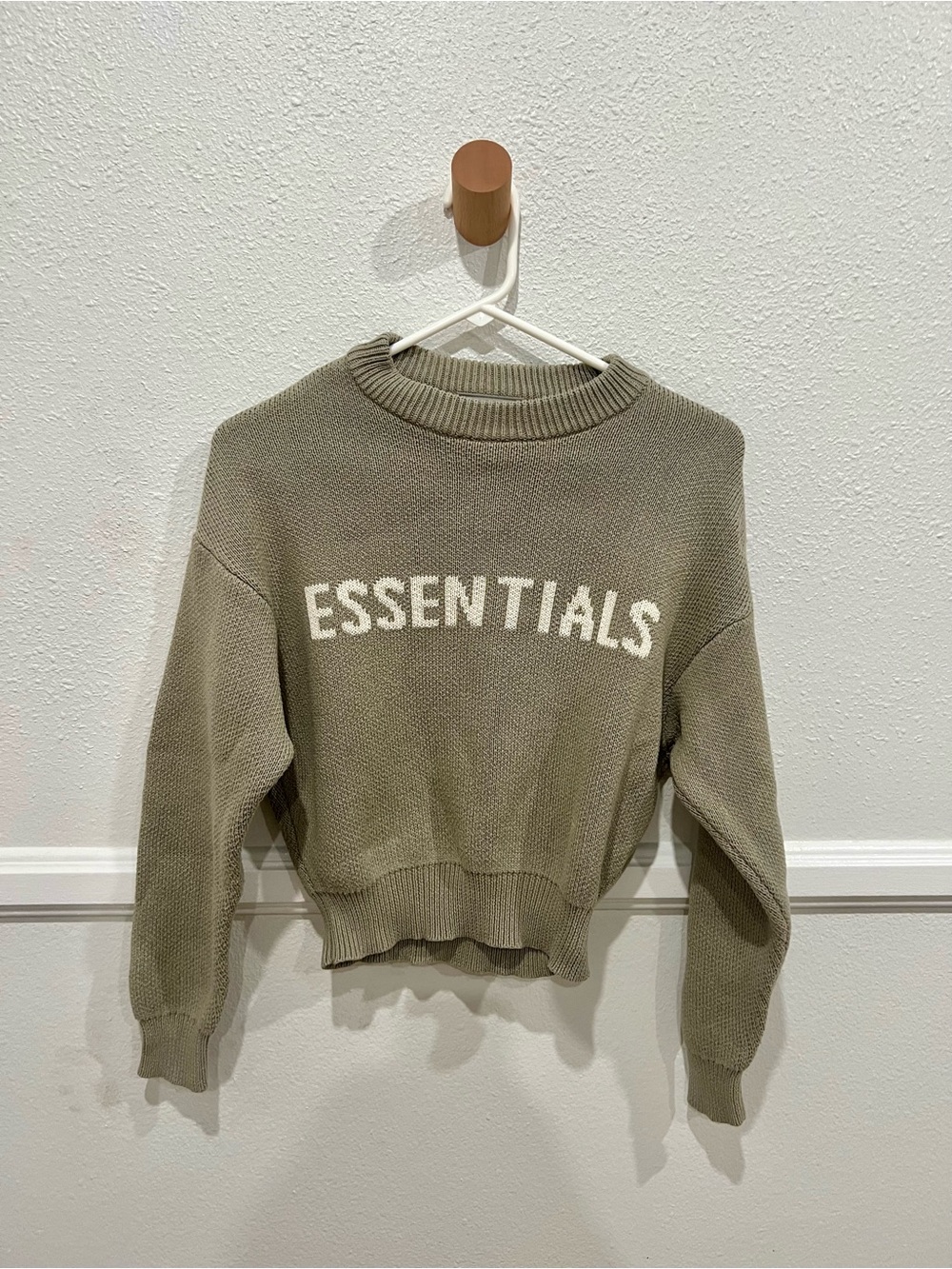 ESSENTIALS Kids Crewneck Knit Sweater in Olive Gray size 6/7 small